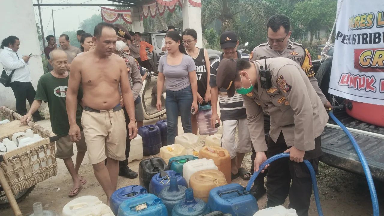 Polri Mendistribusikan Air Bersih Kepada Masyarakat Akibat Kekeringan Ekstream