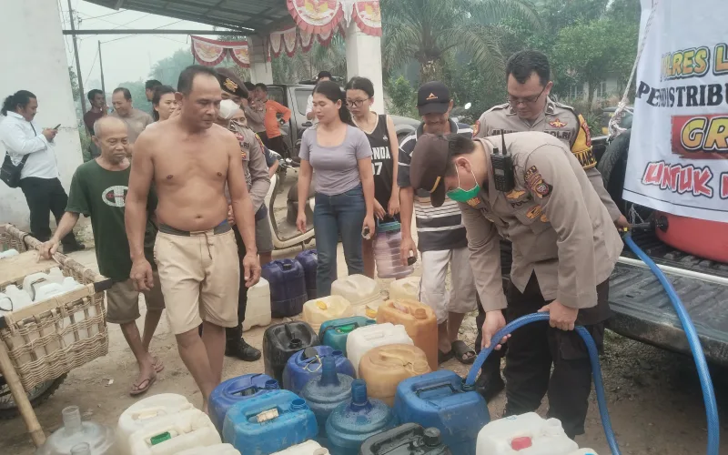 Polri Mendistribusikan Air Bersih Kepada Masyarakat Akibat Kekeringan Ekstream
